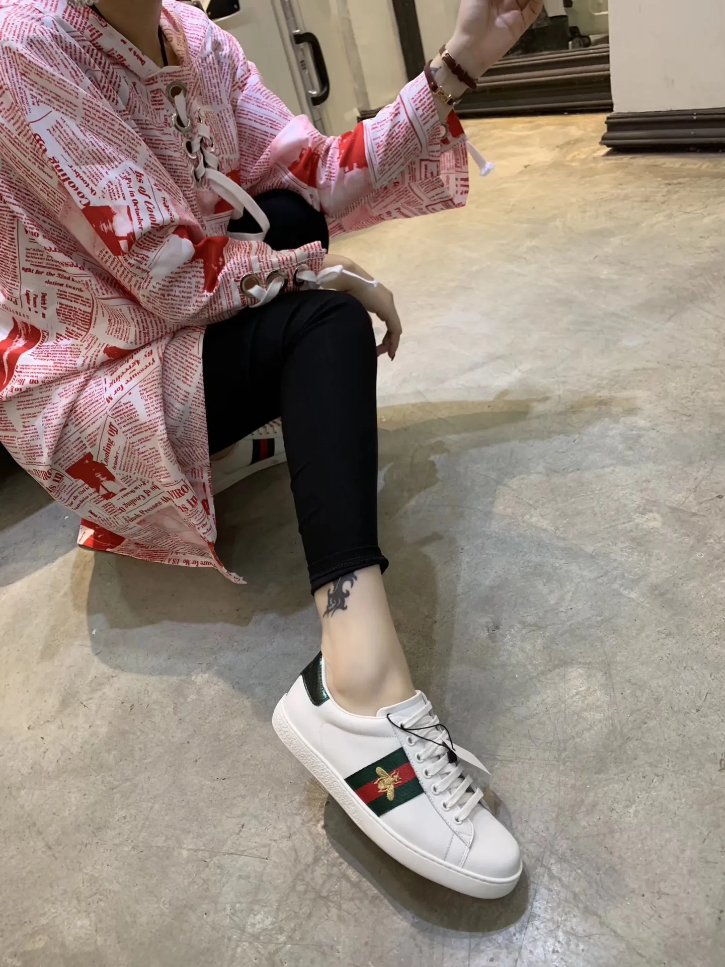 👟👟Ex-factory price 400👟👟Men's size +10 The new little bee GUCCI trendy model, launched at the counter👍top quality, wonderful presentation! Based on the basic model, the electric embroidered bee🐝 original 1:1 molded rubber outsole, flat bottom casual, and easy to match. The upper foot is super comfortable, the material is imported first-layer silk cowhide🐂. off white. Lining/foot padding sheepskin🐑. Code number: 34 to 44 with receipts, cards, tags and bags.